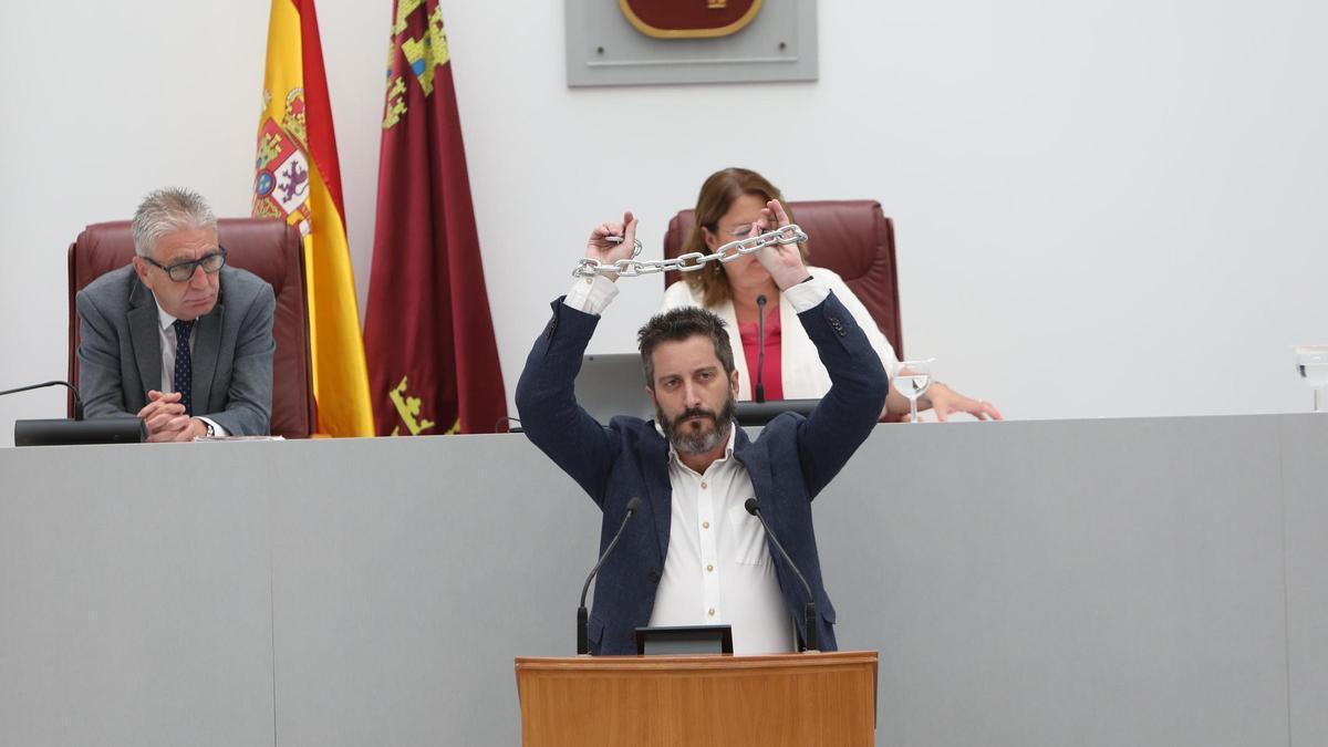 Víctor Egío ha concluido su intervención con una cadena en las manos.