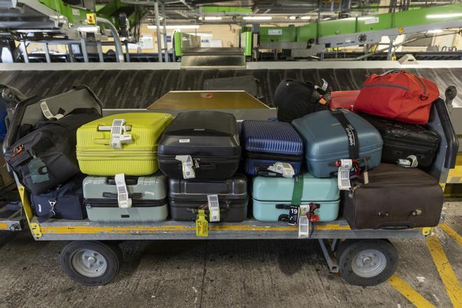 "Criterios de seguridad opuestos en la T2: pesas inofensivas o requisadas"