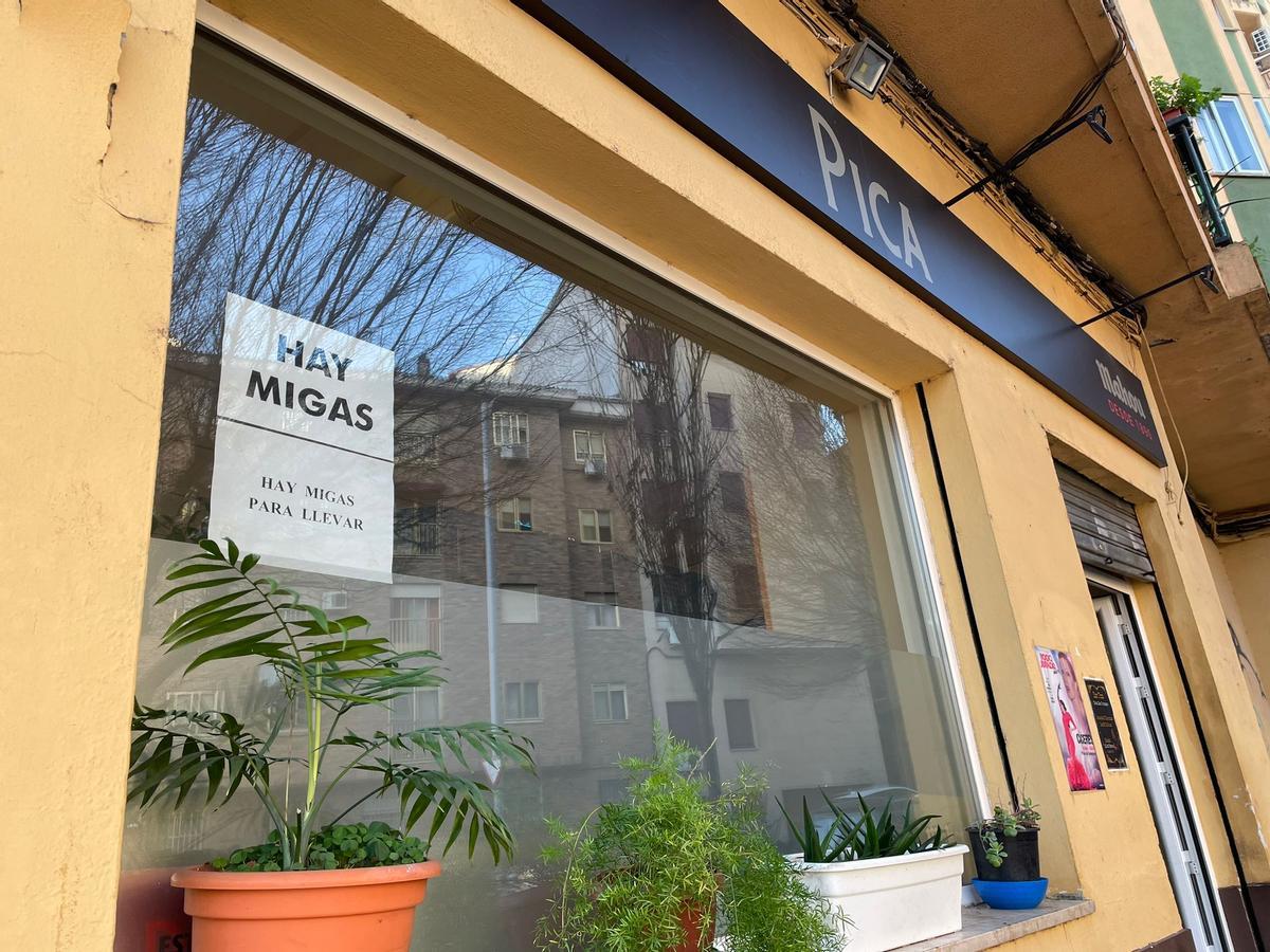 Migas 'take away' en el Puente de San Francisco de Cáceres