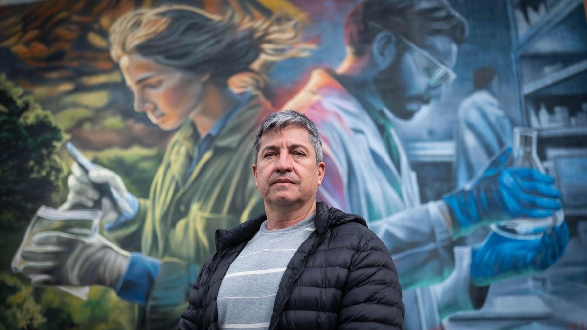 El director del IPNA-CSIC, Tomás Martín, frente al nuevo mural del centro.