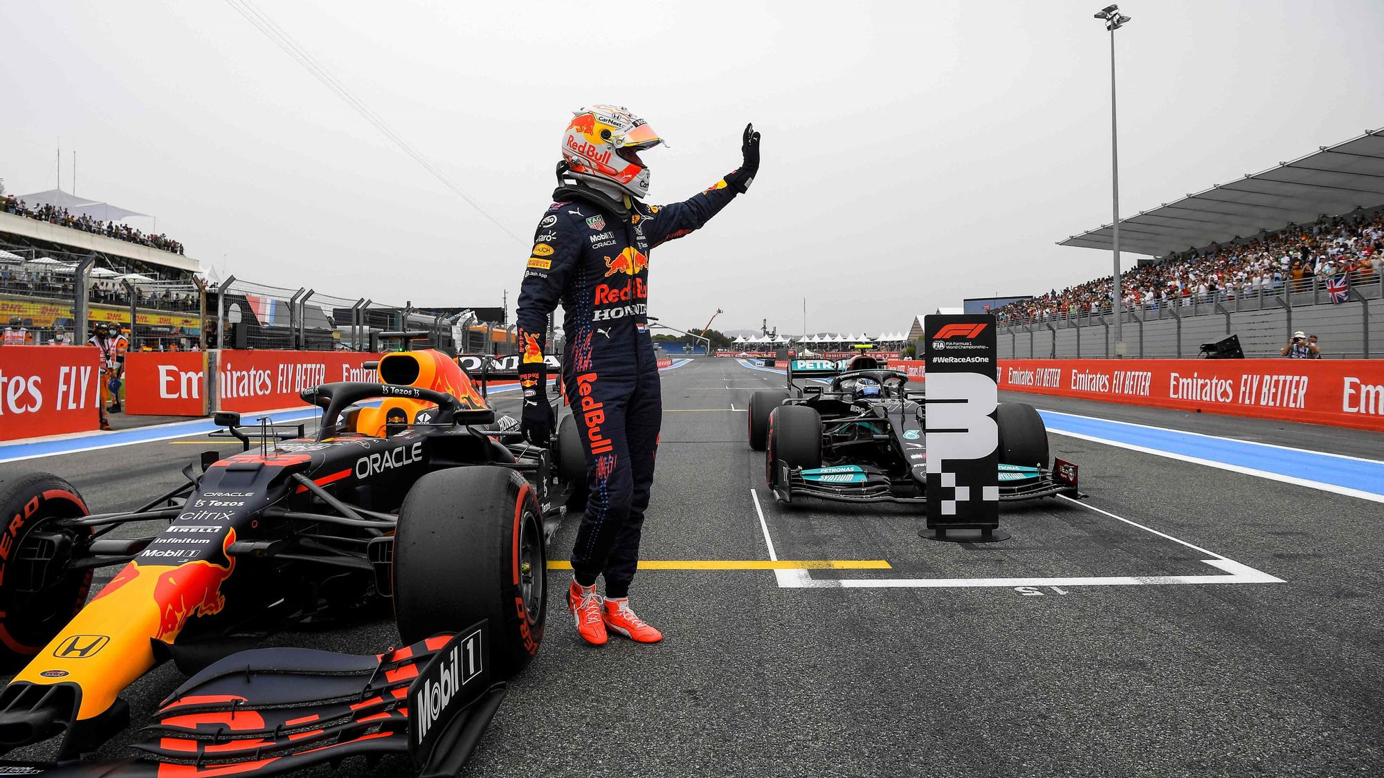 Max Verstappen celebra su 'pole' en Francia ante el Mercedes de Bottas.