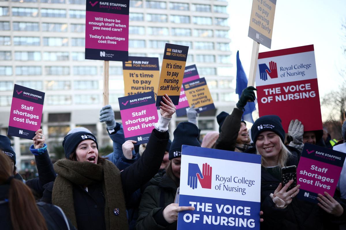 Protesta de enfermeras del sistema de salud público del Reino Unido (NHS, por sus siglas en inglés), frente al Hospital St. Thomas de Londres. Reclaman recibir un salario digno acorde con el trabajo que realizan.