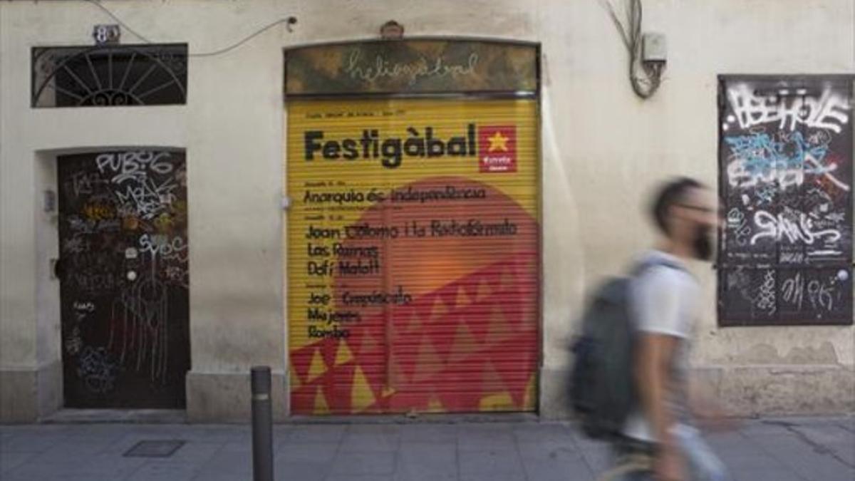 Programa del Festigàbal, en la persiana del Heliogàbal, en Gràcia.