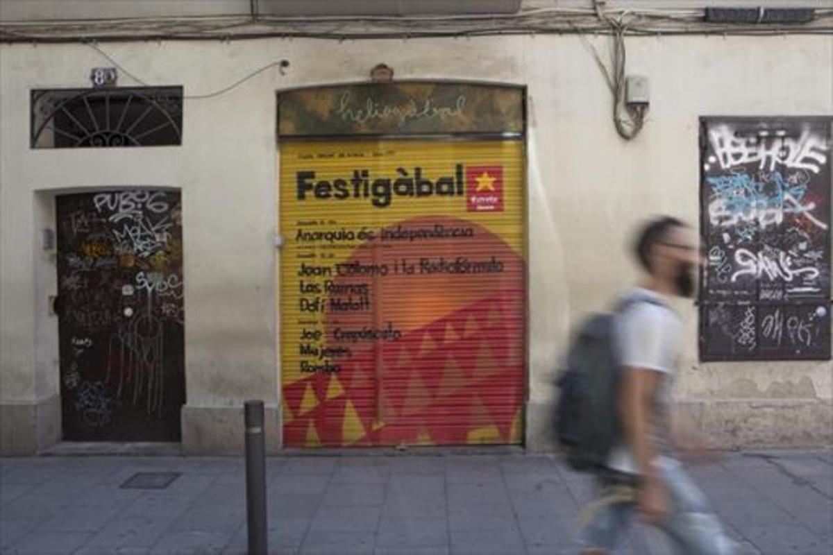 Programa del Festigàbal, a la persiana de l’Heliogàbal, a Gràcia. Programa del Festigàbal, a la persiana de l’Heliogàbal, a Gràcia.