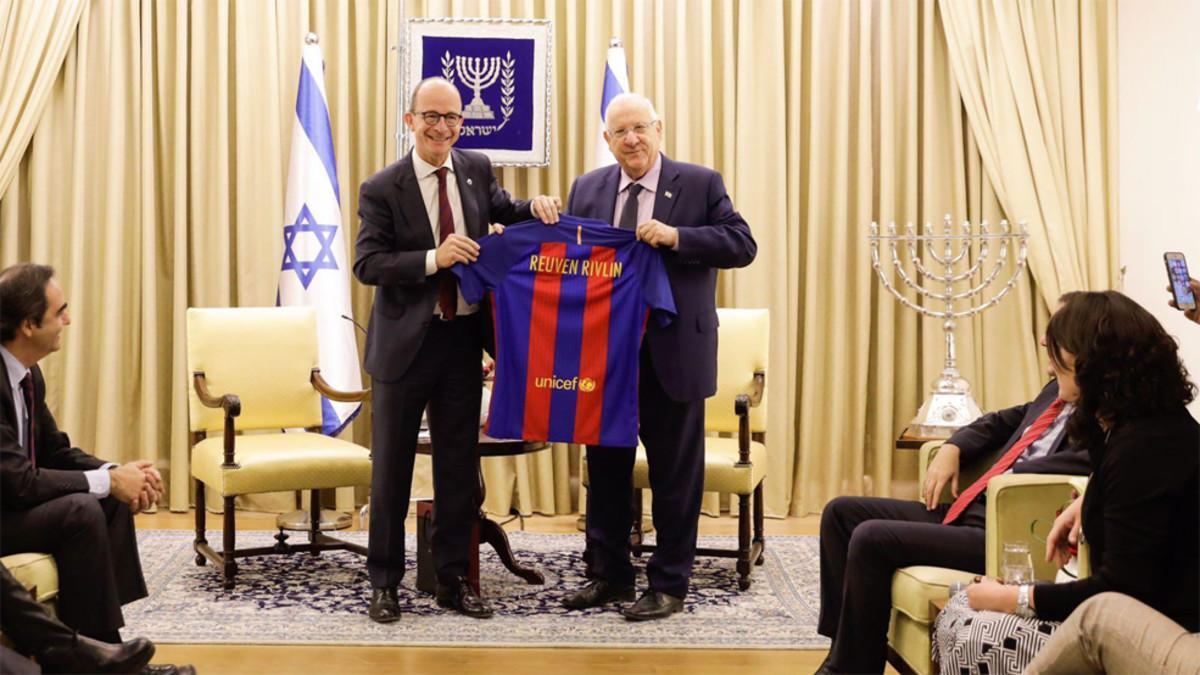 Jordi Cardoner entregó una camiseta del Barça al presidente de Isarel Reuven Rivlin