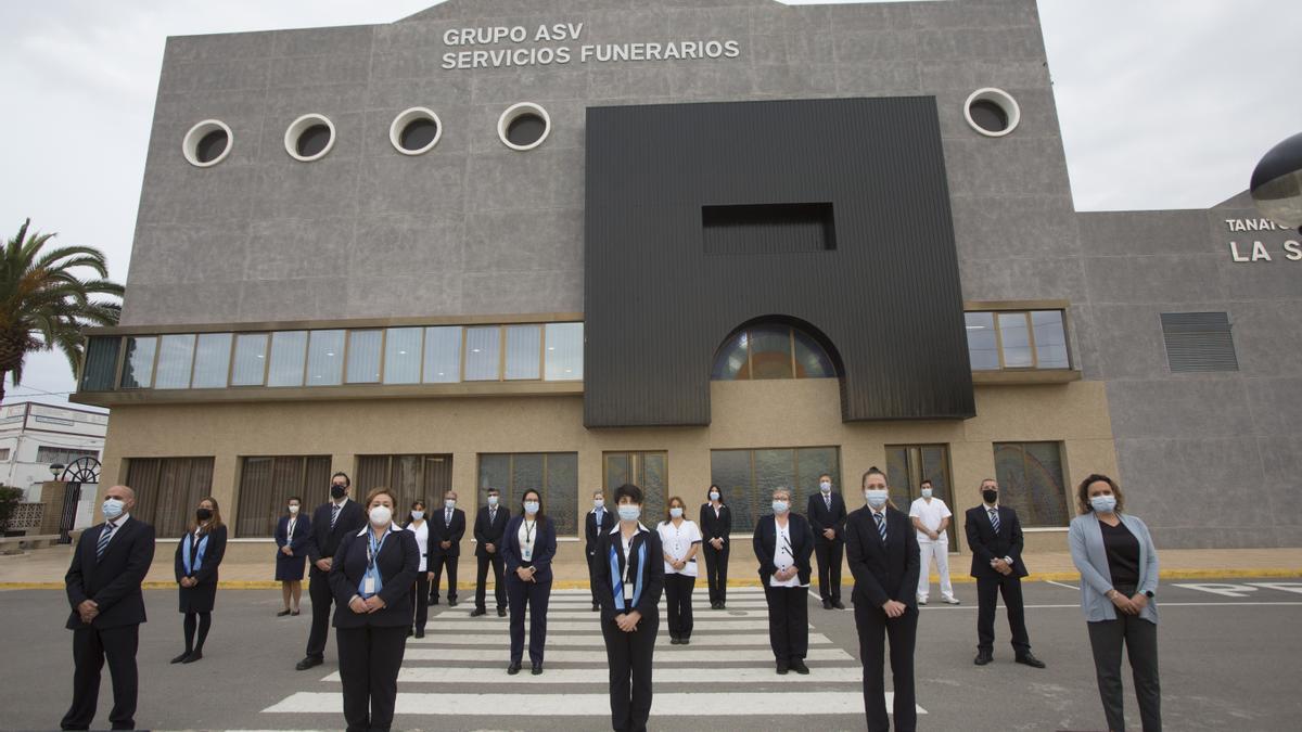 Cerca de 90 tanatorios del GRUPO ASV mostraron su apoyo a las familias en un minuto de silencio./ PILAR CORTÉS