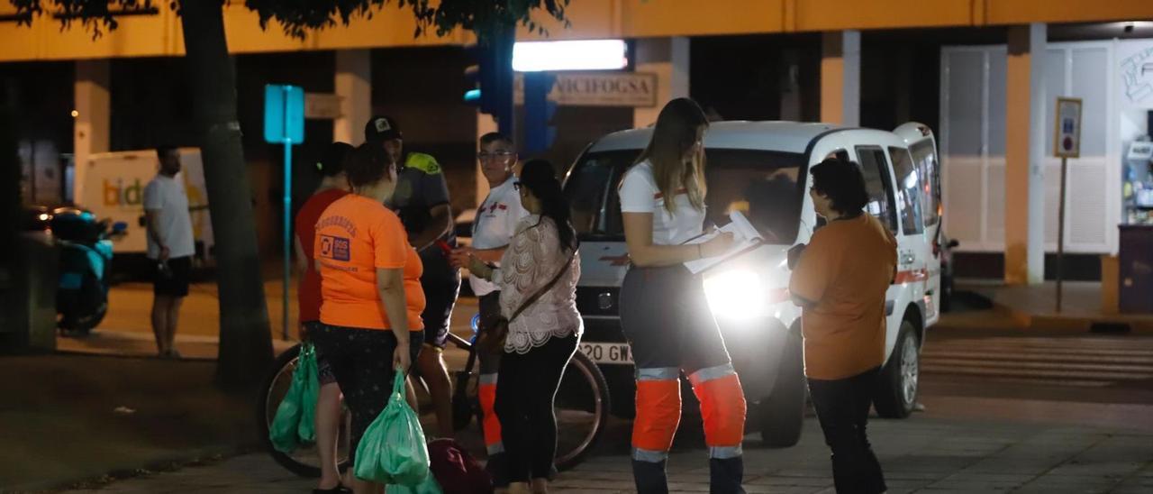 Reparto de comida a personas que viven en la calle en Córdoba.