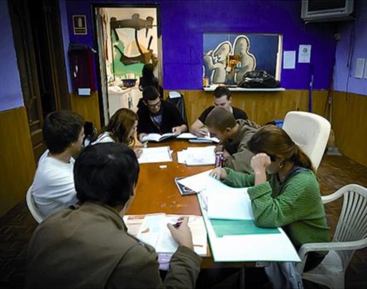  OcupantsJoves a La Flor de Maig, la setmana passada.
