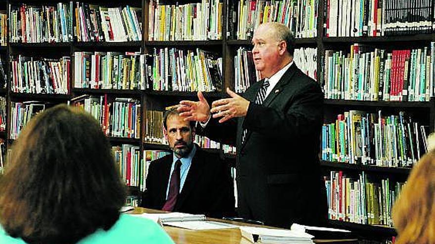 Joseph Westphal, de pie, se dirige a los profesores de Fort Riley, durante la visita realizada a la base militar, ubicada en Kansas. / cedida por 1st infantry division public affairs