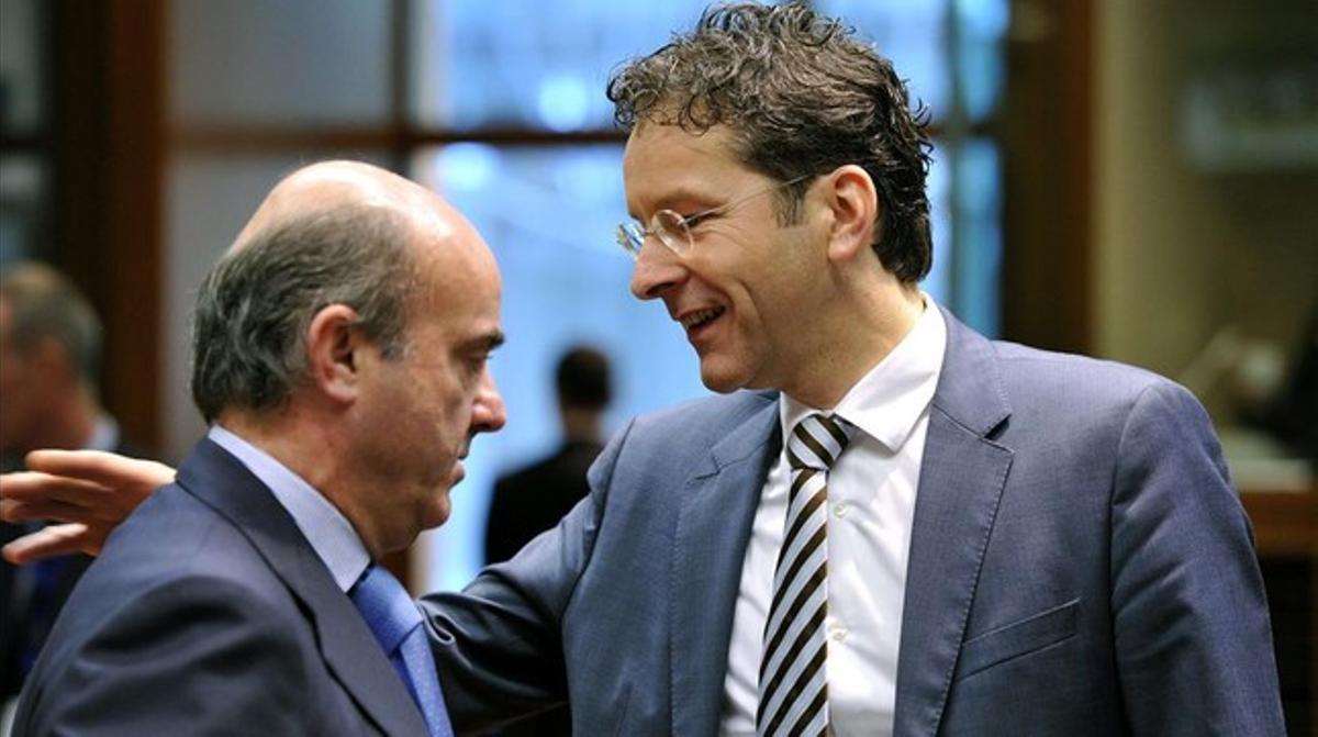 Luis de Guindos (izquierda) y Jeroen Dijsselbloem, en Bruselas.