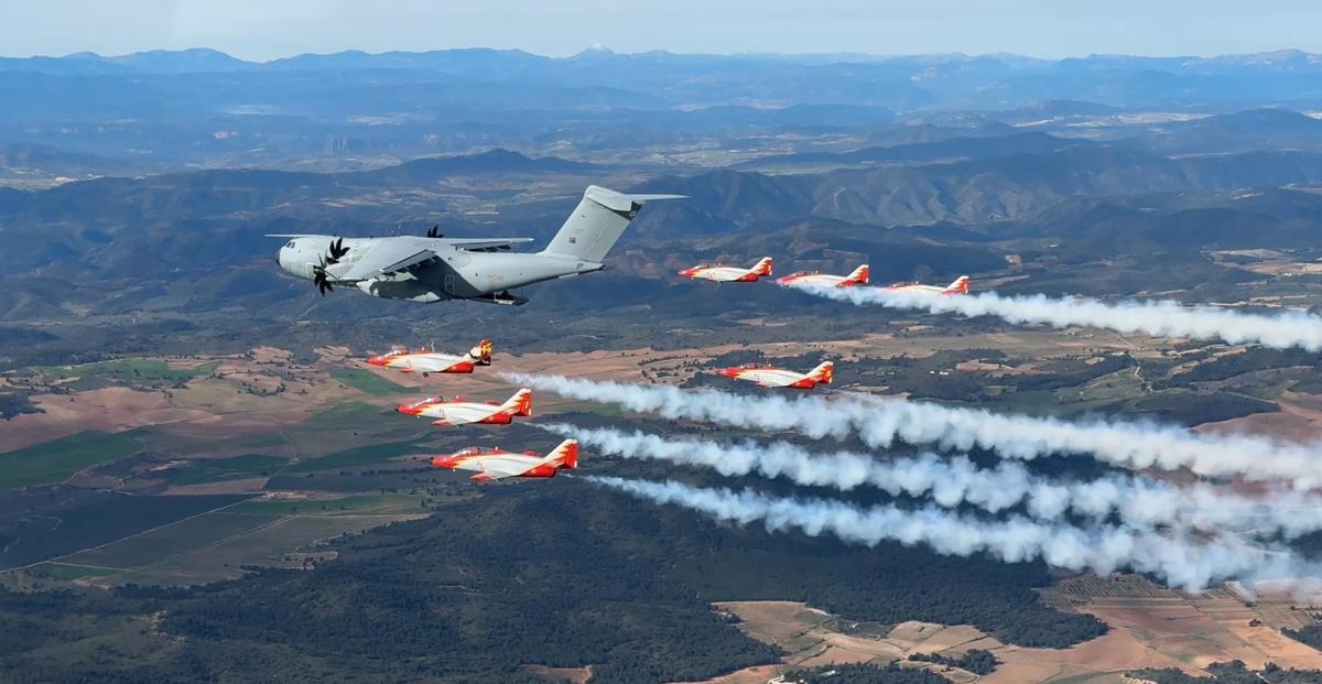 La pâtrulla Águila, tras un Airbus A400 en el cielo de Murcia.