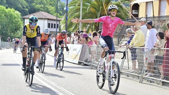 Gonzalo Vega levanta los brazos tras imponerse en el sprint. |