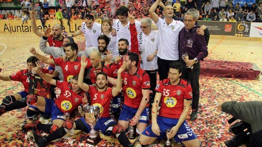 El Vendrell celebra el título de campeón de la Copa del Rey, segundo del conjunto dirigido por Guillem Cabestany. / federación española