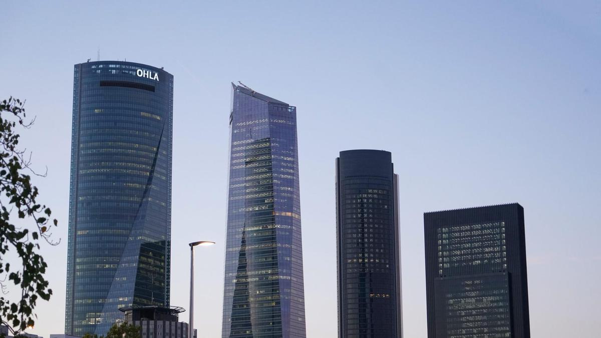 La la izquierda la Torre Emperador, hasta ahora 'cuartel general' de OHLA en Madrid