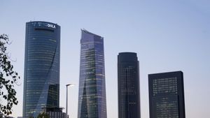 A la izquierda la Torre Emperador, hasta ahora cuartel general de OHLA en Madrid