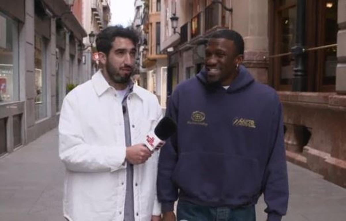 Isma Juárez y Dylan Ennis pasean por Trapería.