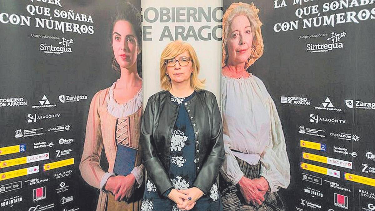 La aragonesa Mirella R. Abrisqueta junto al cartel de su anterior documental, &#039;La mujer que soñaba con números&#039;.