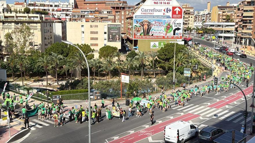La marea educativa recorre Benidorm y anuncia un verano de m