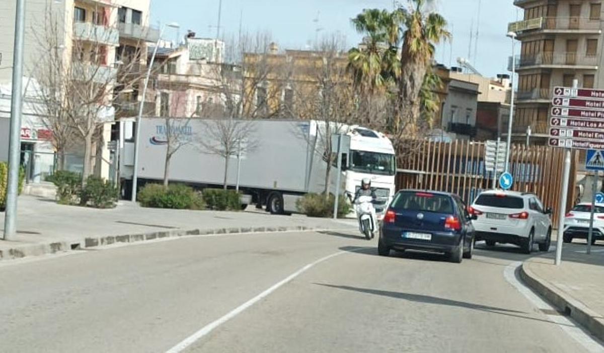Un camió articulat de doble caixa atrapat a Figueres, aquest dimecres