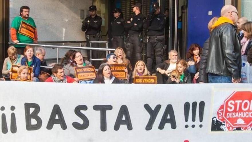 Protesta ante un banco para paralizar un desahucio