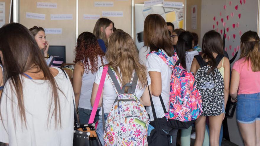 Estudiantes en la feria de bienvenida de la Universidad de Alicante