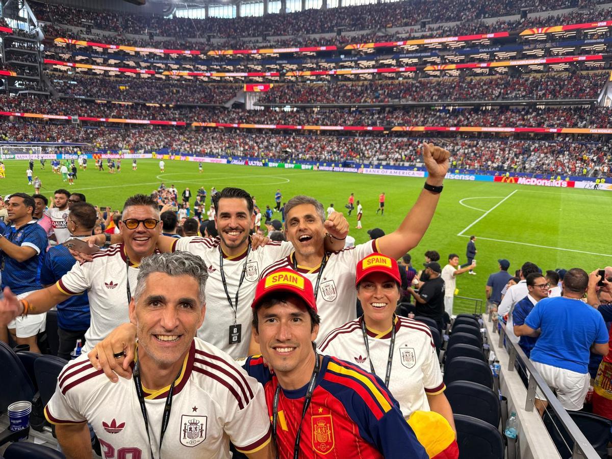 El grupo de aficionados extremeños en semifinales.