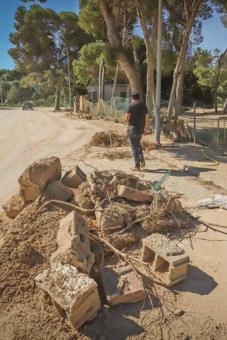 El río Nacimiento causó destrozos en Orihuela Costa en la gota fría en zonas donde se ha ocupado su cauce natural, como el paseo en la playa o los viales y zonas deportivas de varias urbanizaciones