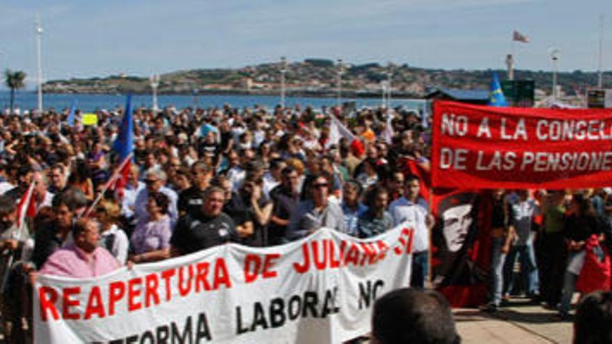 Manifestantes de los sindicatos minoritarios, a su llegada al Náutico. / marcos león