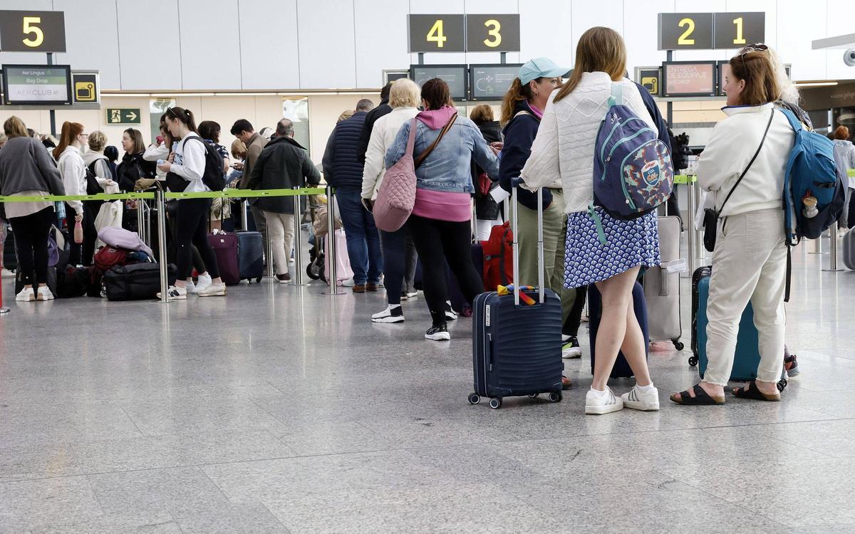 Colas en los mostradores de facturación del aeropuerto de Santiago