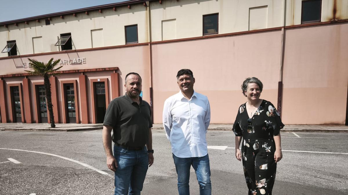 Manu Lourenzo con Eva Villaverde y César Poza, junto a la actual depuradora.