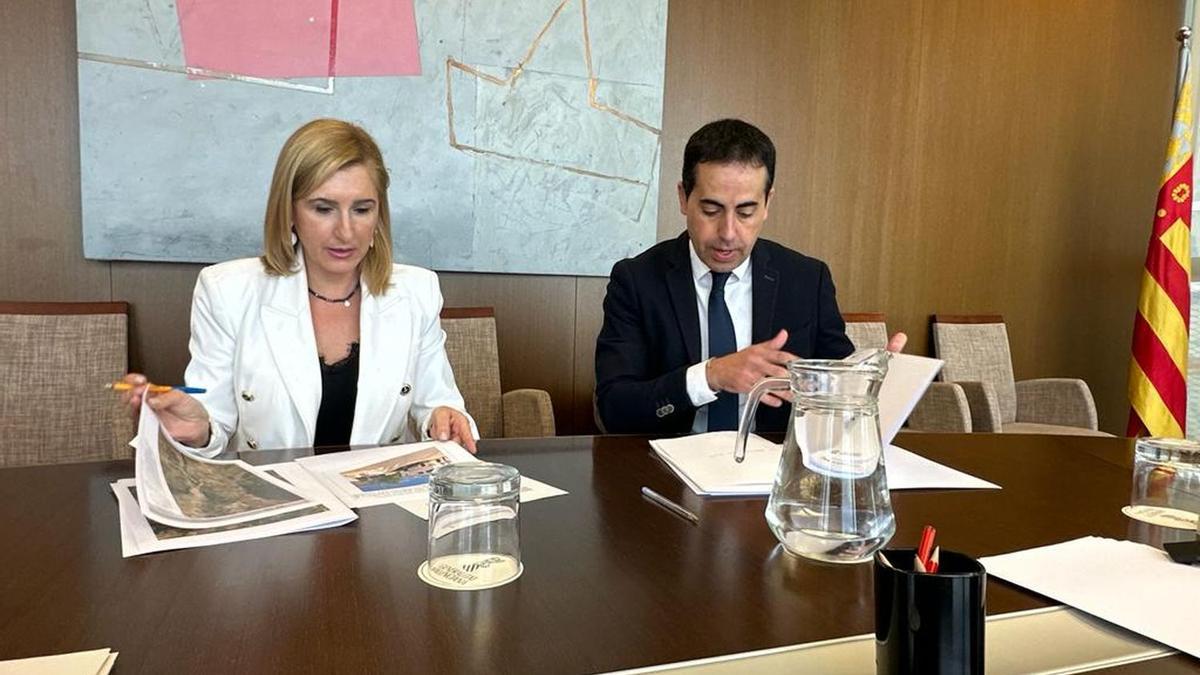 Imagen de la reunión mantenida por la consellera Salomé Pradas y el vicepresidente de la Diputación, Héctor Folgado.