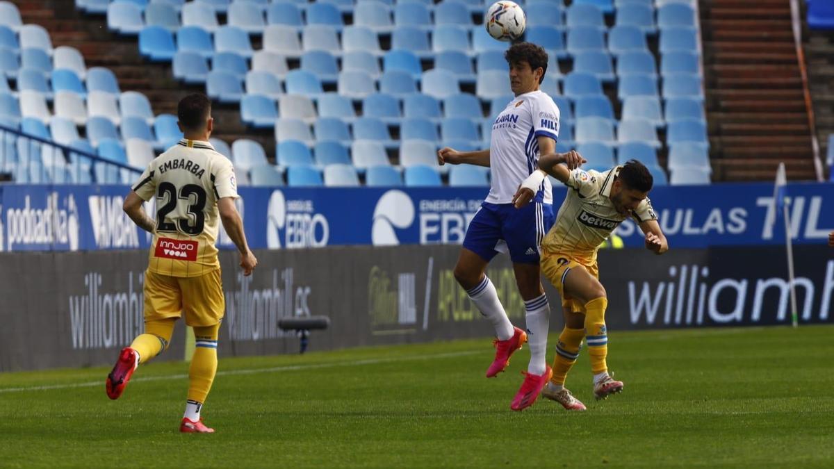 Azón intenta ganar un balón aéreo ante Óscar Gil.