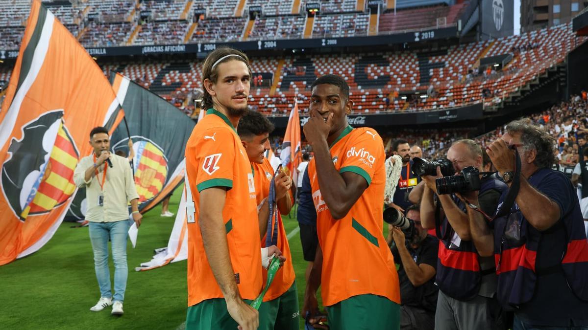 Yarek y Mosquera charlan antes de iniciarse el partido.