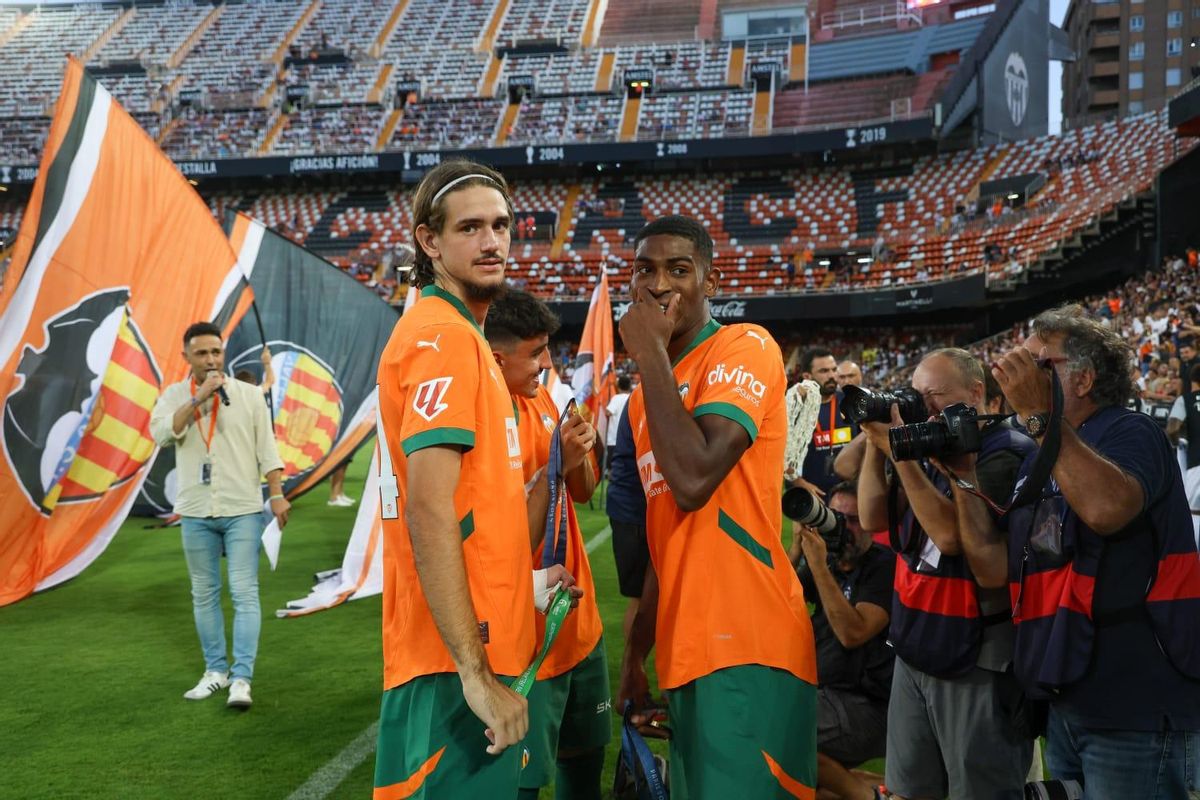 Yarek y Mosquera charlan antes de iniciarse el partido.