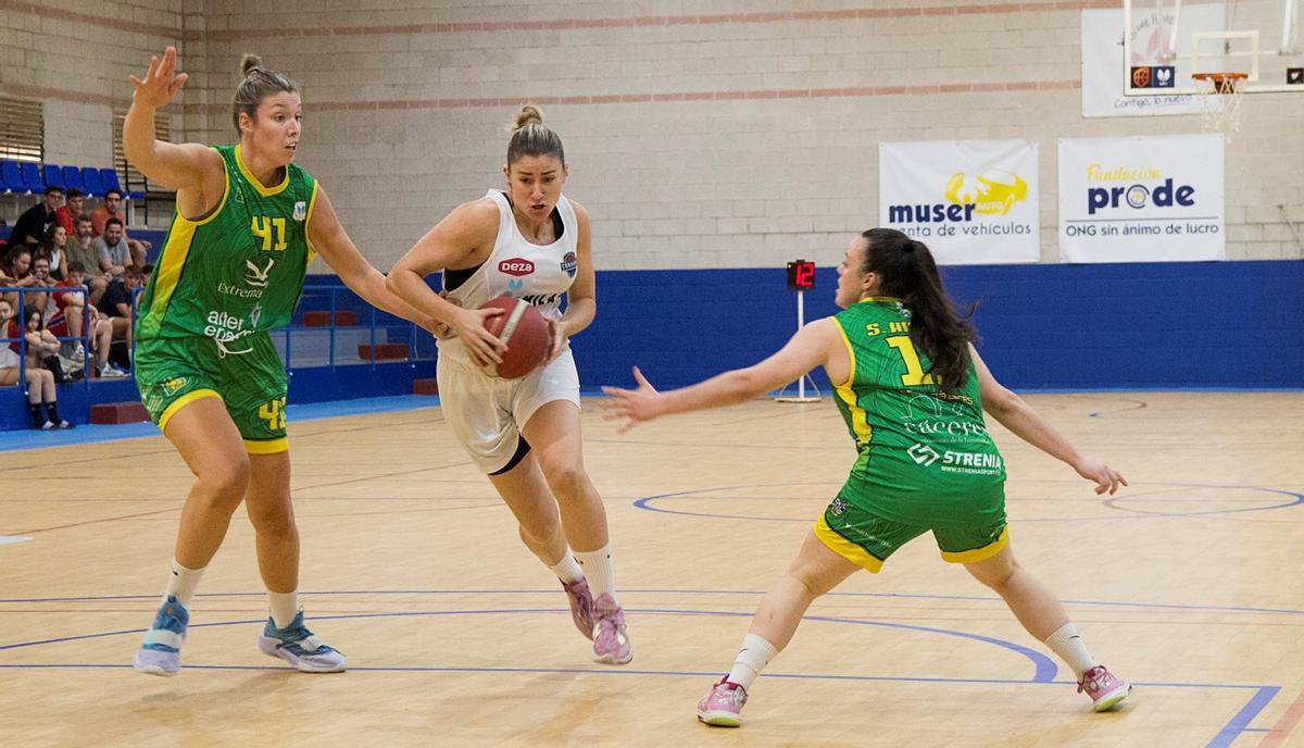 La capitana del Milar Córdoba BF, la cordobesa Marta Martínez, con el balón en un partido de la Liga Challenge.