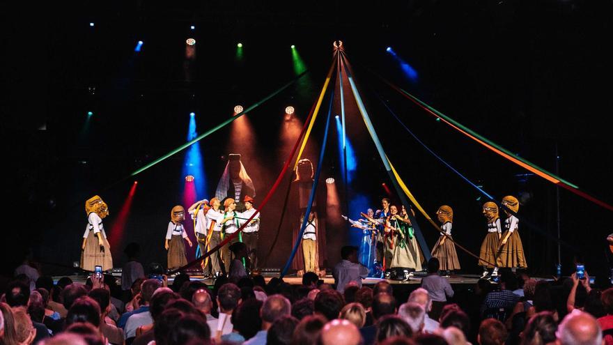 El moment àlgid de l'espectacle "Allò que som" de l'Esbart Marboleny al Festival Ésdansa, a les Preses.