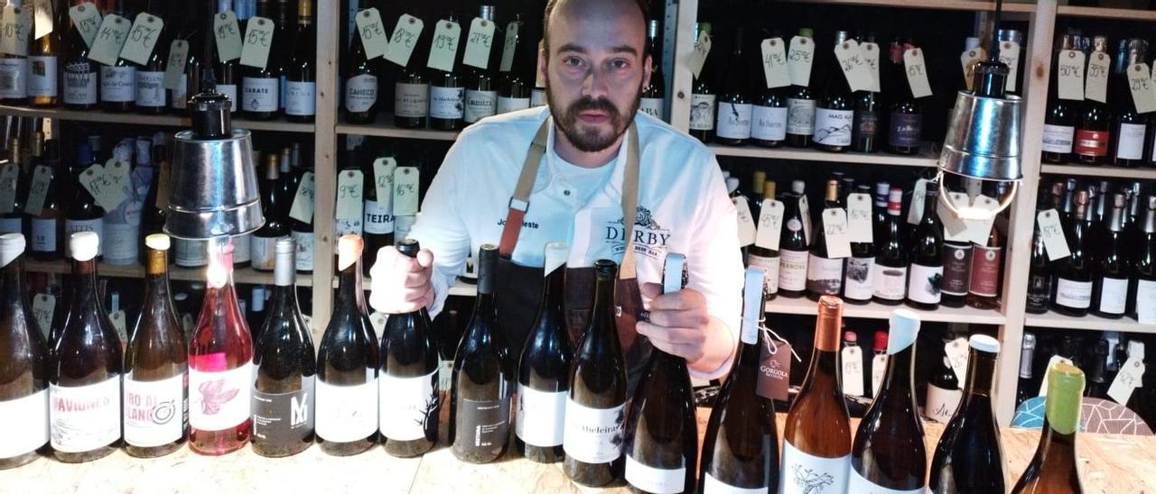 El hostelero y organizador de Castes, Sito Dieste, con algunos de los vinos de su bodega.