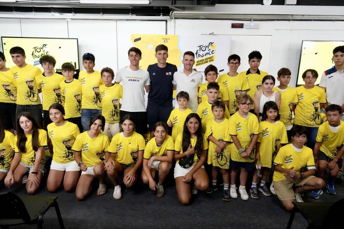 Un grupo de niños y niñas entrevistan a Marcel Camprubí, Joel Nicolau y Carlos Verona, este miércoles en Barcelona.