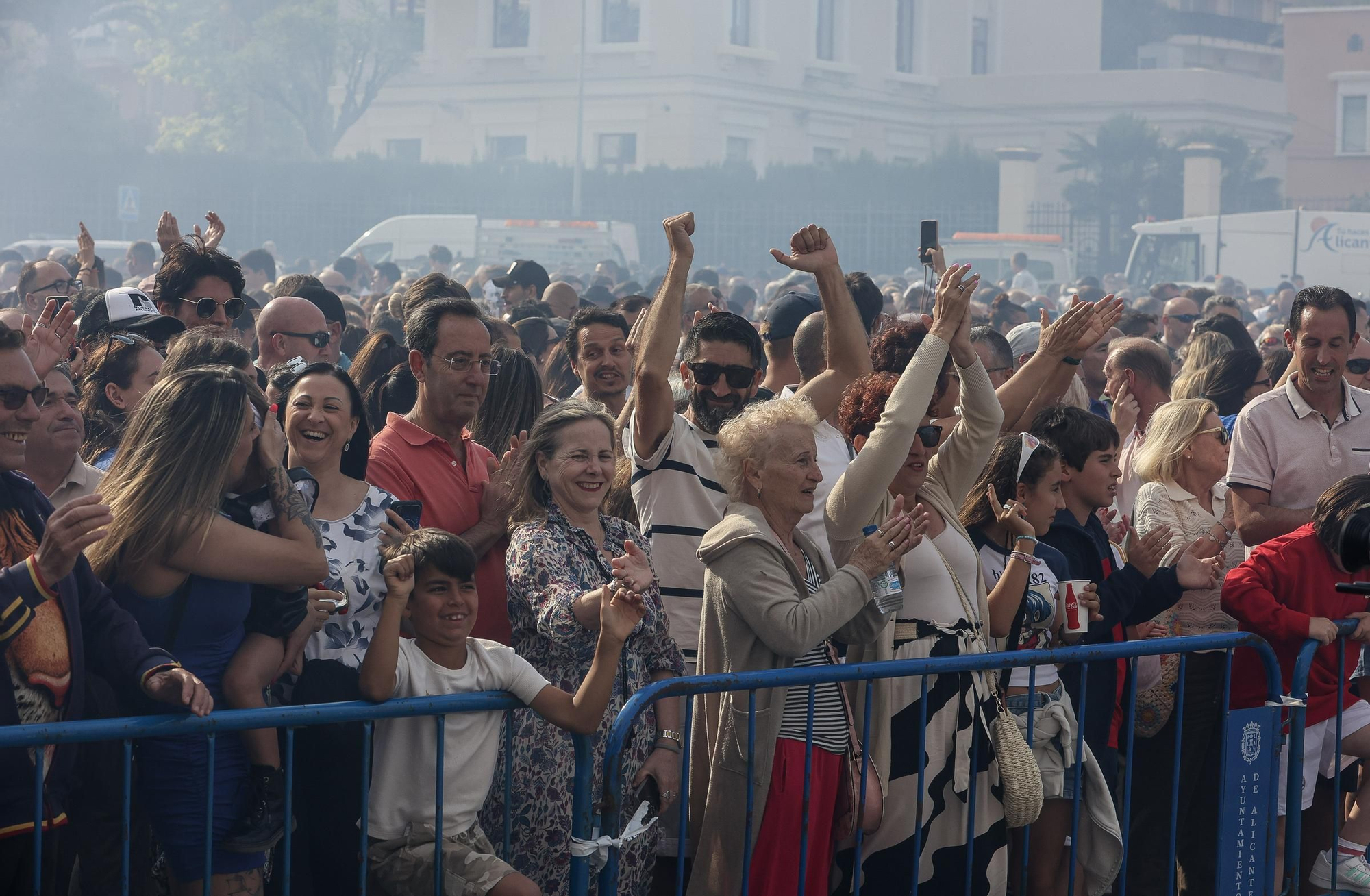 Resumen de los actos de inicio de las Hogueras 2024 ( Mascletà, Pasodoble, Homenaje Foguerers y Barraquers, desfile del Pregón y Pregón oficial )