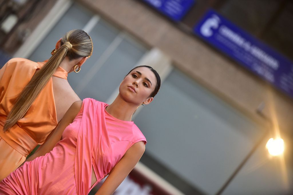 Desfile de moda en la plaza del Ayuntamiento de Cartagena