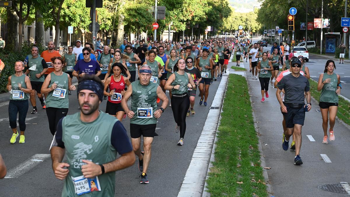 La Cursa de la Mercè 2022 desciende por el paseo de Sant Joan.