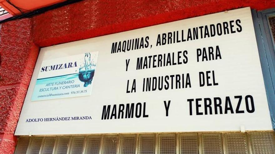 El cierre de un pequeño taller de arte funerario en Torrero moviliza a Zaragoza en redes sociales: "No vender nada es desolador"