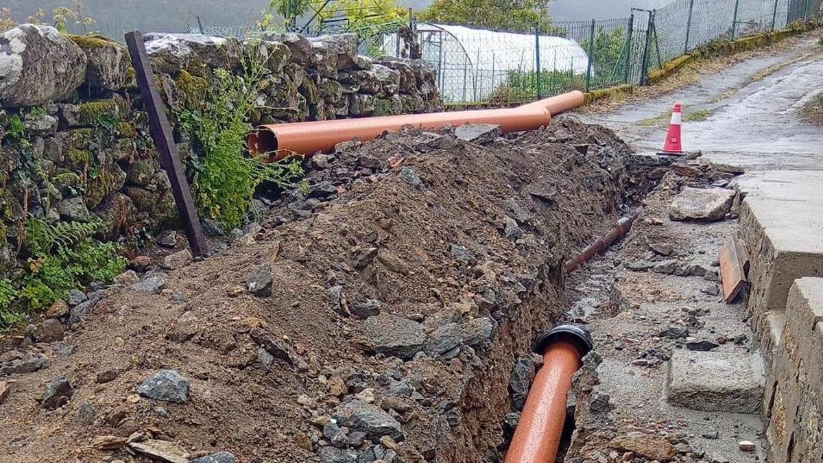 Obras na rede de saneamento na Costa de Baño.