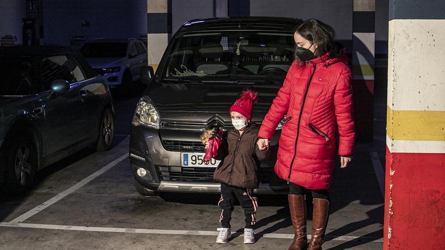 Laura y su madre, tras dejar el coche en el parking para ir al hospital