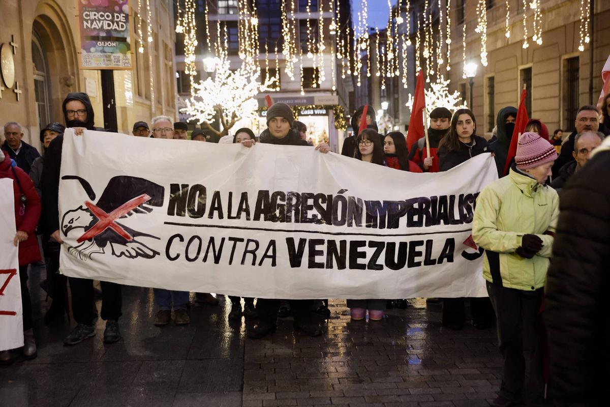 EN IMÁGENES: La manifestación en Gijón contra la intervención de EE UU en Venezuela EN IMÁGENES: La manifestación en Gijón contra la intervención de EE UU en Venezuela