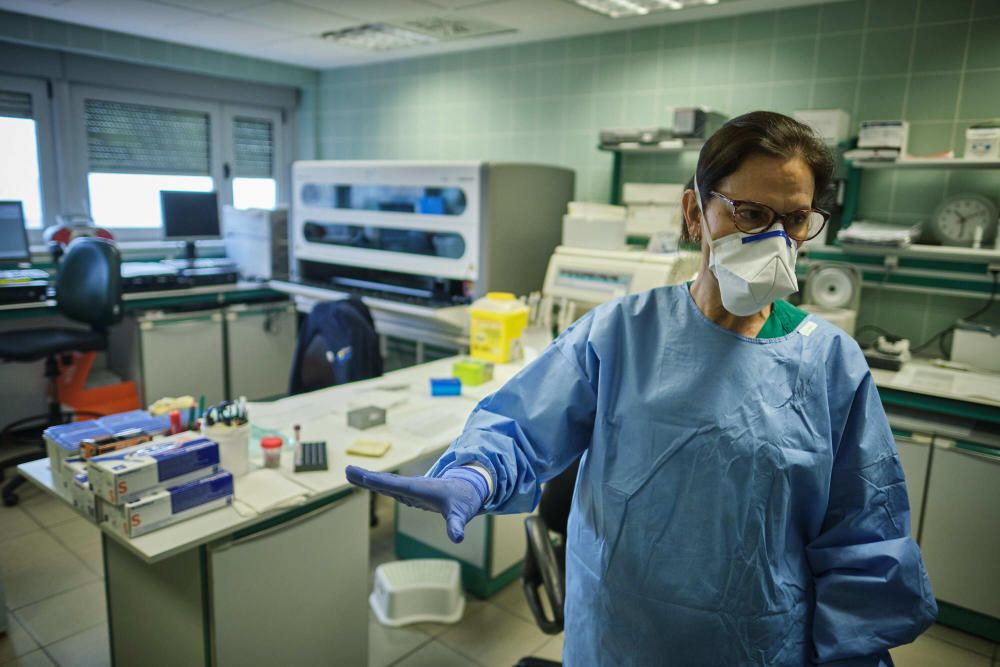 Reportaje sobre la situación en el hospital durante el Covid-19 La Candelaria Mascarillas coronavirus sanitarios test UCI UVI  | 24/04/2020 | Fotógrafo: Andrés Gutiérrez Taberne