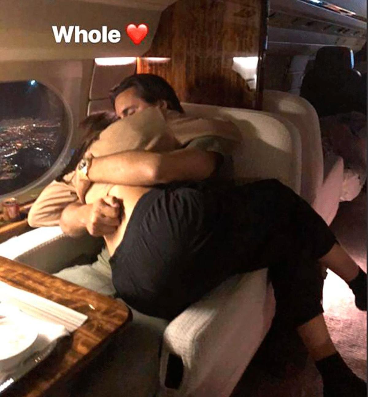 Sofia Richie y Scott Disick se abrazan en un avión