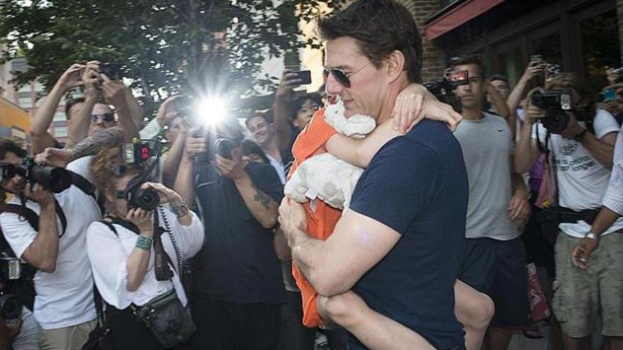 Tom Cruise, con su hija Suri en brazos.