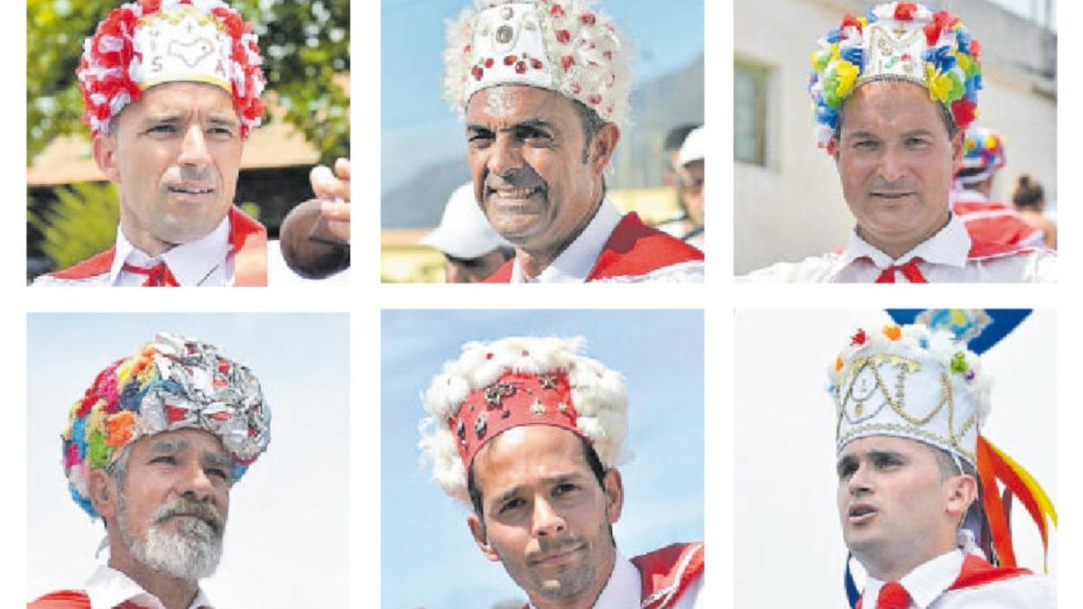 Seis ejemplos de los gorros de los bailarines de la Virgen de los Reyes.