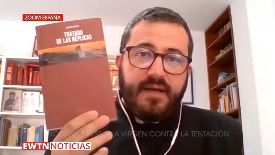 El cura exorcista de Cáceres que reza para que el Papa vaya al cielo y enseña en televisión cómo vencer la tentación del diablo